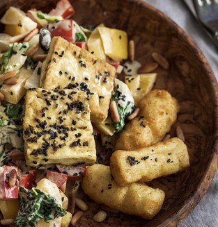 Tofu mit Gemüse in dunkler Soße
