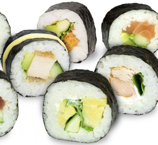 Futomaki Tamago (japanisches Omelette, Gurke, Avocado)