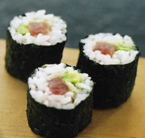 Tuna I/O (Thunfisch, Avocado mit Flugfischrogen)